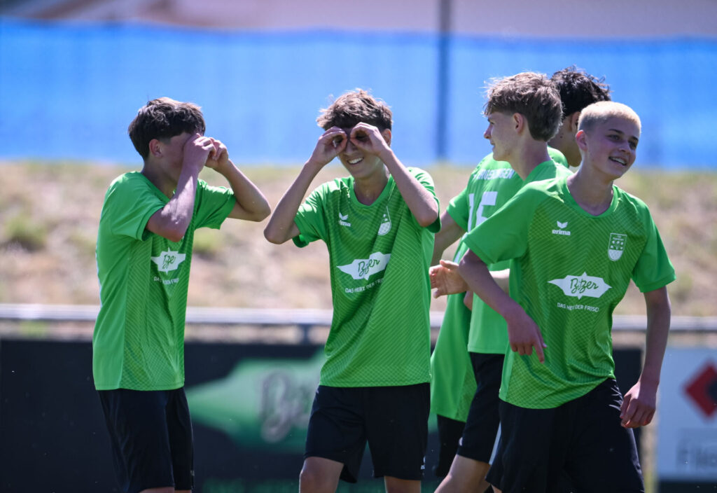 Fussball  BITZER Cup 2026 in Ergenzingen  04.07.2026 
Einlagespiel; 
TuS Ergenzingen U17 - SGV Freiberg 
Teamjubel TuS Ergenzingen nach dem Tor zum 2-0 
Julian Buehrer, Torschuetze Malte Seeger, Manuel Reutter  und Fabian Reichert (v.li.) 
FOTO: Pressefoto ULMER / Markus Ulmer  
xxNOxMODELxRELEASExx