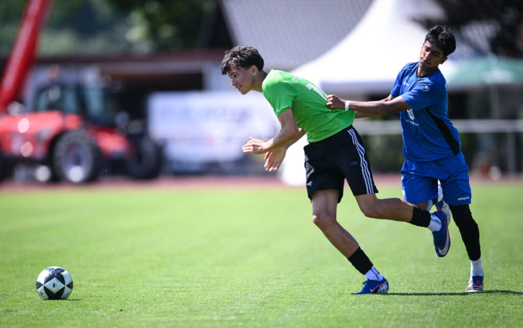 Fussball  BITZER Cup 2026 in Ergenzingen  04.07.2026 
Einlagespiel; 
TuS Ergenzingen U17 - SGV Freiberg 
Lasse Cordis (li, TuS Ergenzingen) 
FOTO: Pressefoto ULMER / Markus Ulmer  
xxNOxMODELxRELEASExx