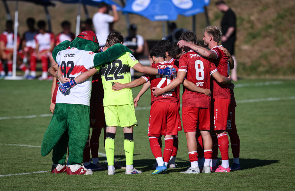 Fussball  BITZER Cup 2026 in Ergenzingen  Aktive 04.07.2026  Regionalliga Sued / 3. LIga 
Finale 
SC Freiburg II - VfB Stuttgart II 
Teamkreis VfB Stuttgart II mit Maskottchen Fritzle
FOTO: Pressefoto ULMER / Markus Ulmer  
xxNOxMODELxRELEASExx