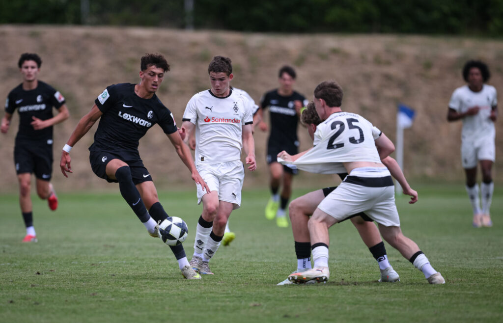 Fussball  BITZER Cup U 19 Junioren 2025 in Ergenzingen (Kreis Tuebingen)    05.07.2026
Borussia Moenchengladbach - SC Freiburg (schwarz)
FOTO: Pressefoto ULMER / Markus Ulmer 
xxNOxMODELxRELEASExx