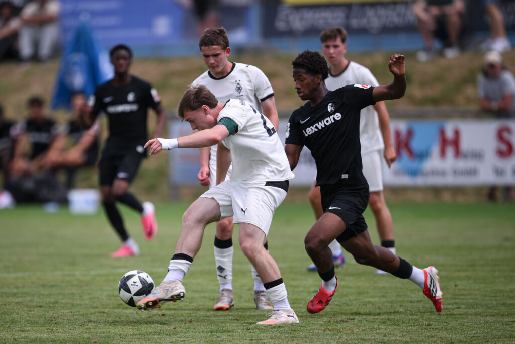 Fussball  BITZER Cup U 19 Junioren 2025 in Ergenzingen (Kreis Tuebingen)    05.07.2026
Borussia Moenchengladbach - SC Freiburg (schwarz)
FOTO: Pressefoto ULMER / Markus Ulmer 
xxNOxMODELxRELEASExx