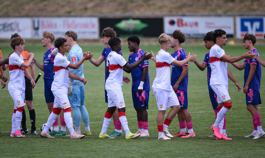 Fussball  BITZER Cup U 19 Junioren 2025 in Ergenzingen (Kreis Tuebingen)    05.07.2026
VfB Stuttgart U19 - 1. FSV Mainz U19 
Abklatschen der beiden Teams 
FOTO: Pressefoto ULMER / Markus Ulmer 
xxNOxMODELxRELEASExx