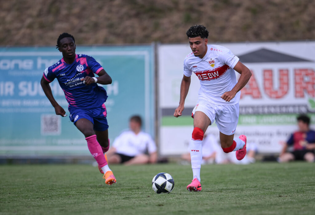 Fussball  BITZER Cup U 19 Junioren 2025 in Ergenzingen (Kreis Tuebingen)    05.07.2026
VfB Stuttgart U19 - 1. FSV Mainz U19 
Gabriel Zarrella (re, VfB Stuttgart U19) gegen Jemain Kusi  (li, 1. FSV Mainz 05) 
FOTO: Pressefoto ULMER / Markus Ulmer 
xxNOxMODELxRELEASExx