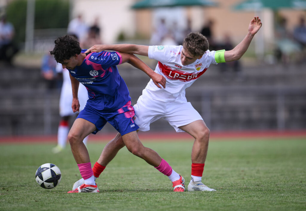 Fussball  BITZER Cup U 19 Junioren 2025 in Ergenzingen (Kreis Tuebingen)    05.07.2026
VfB Stuttgart U19 - 1. FSV Mainz U19 
Kolya Petrovskyi (re, VfB Stuttgart U19) gegen Paul Hanfland (li, 1. FSV Mainz 05) 
FOTO: Pressefoto ULMER / Markus Ulmer 
xxNOxMODELxRELEASExx