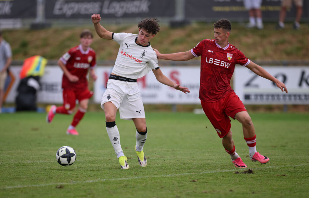 Fussball  BITZER Cup U 19 Junioren 2025 in Ergenzingen (Kreis Tuebingen)    05.07.2026
Spiel um Platz 3
VfB Stuttgart U19 (Rot) - Borussia Moenchengladbach 
FOTO: Pressefoto ULMER / Markus Ulmer 
xxNOxMODELxRELEASExx