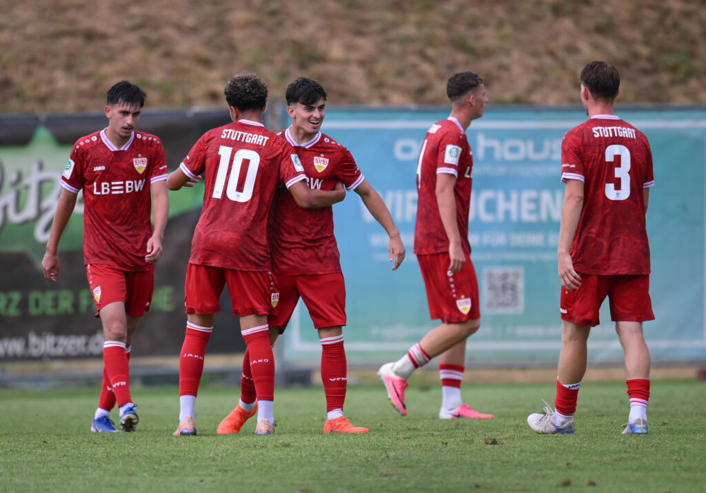 Fussball  BITZER Cup U 19 Junioren 2025 in Ergenzingen (Kreis Tuebingen)    05.07.2026
Spiel um Platz 3
VfB Stuttgart U19 (Rot) - Borussia Moenchengladbach 
TEAMJUBEL VfB Stuttgart
FOTO: Pressefoto ULMER / Markus Ulmer 
xxNOxMODELxRELEASExx