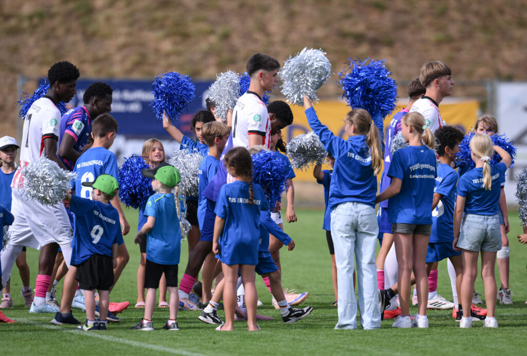 Fussball  BITZER Cup U 19 Junioren 2025 in Ergenzingen (Kreis Tuebingen)    05.07.2026
Finale
SC Freiburg U 19 - 1. FSV Mainz U19 
Einlauf der beiden Teams
FOTO: Pressefoto ULMER / Markus Ulmer 
xxNOxMODELxRELEASExx