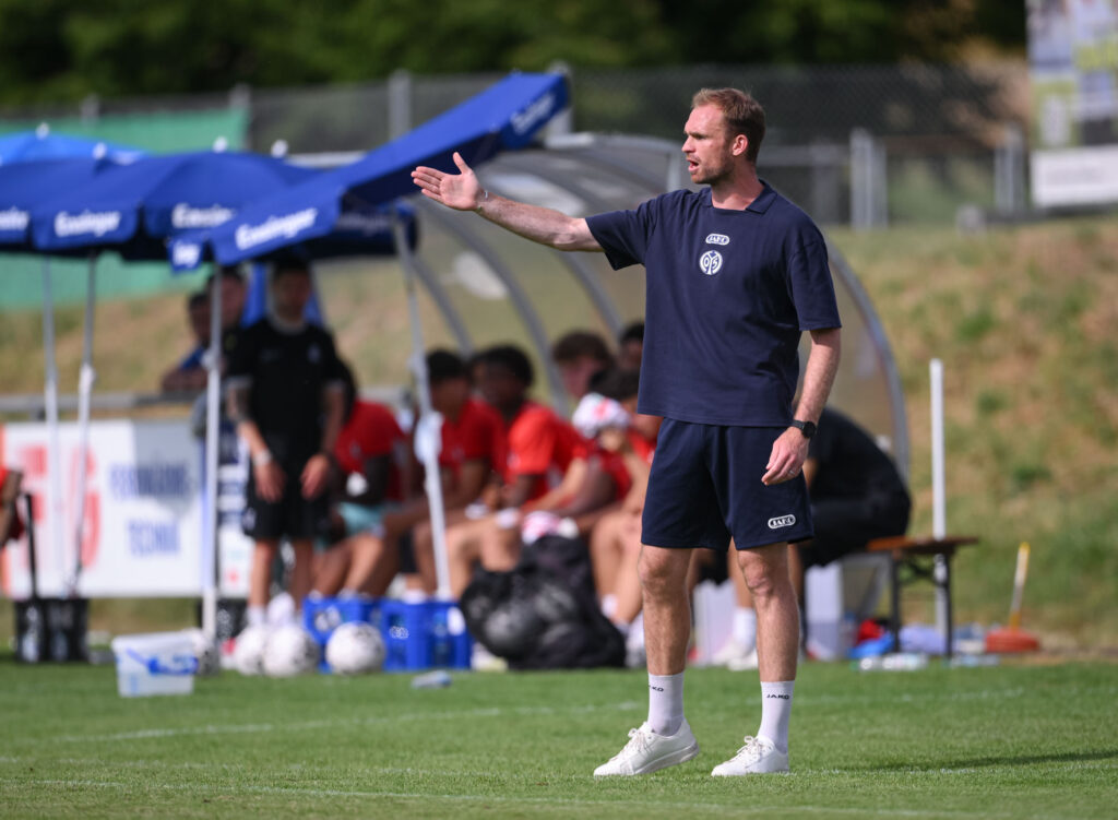 Fussball  BITZER Cup U 19 Junioren 2025 in Ergenzingen (Kreis Tuebingen)    05.07.2026
Finale
SC Freiburg U 19 - 1. FSV Mainz U19 
Trainer Jan Kirchhoff (1. FSV Mainz U19) 
FOTO: Pressefoto ULMER / Markus Ulmer 
xxNOxMODELxRELEASExx