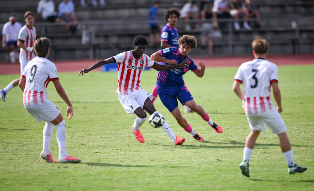 Fussball  BITZER Cup U 19 Junioren 2025 in Ergenzingen (Kreis Tuebingen)    05.07.2026
Finale
SC Freiburg U 19 - 1. FSV Mainz U19 (Blau)
FOTO: Pressefoto ULMER / Markus Ulmer 
xxNOxMODELxRELEASExx