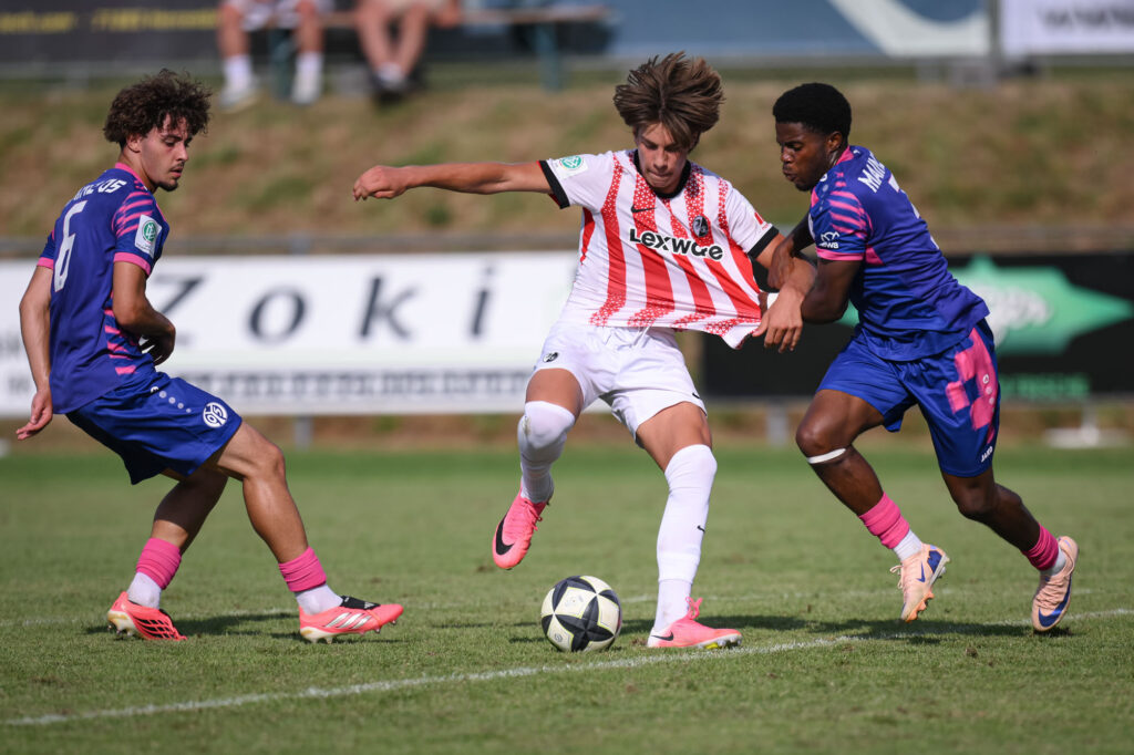 Fussball  BITZER Cup U 19 Junioren 2025 in Ergenzingen (Kreis Tuebingen)    05.07.2026
Finale
SC Freiburg U 19 - 1. FSV Mainz U19 (Blau)
FOTO: Pressefoto ULMER / Markus Ulmer 
xxNOxMODELxRELEASExx