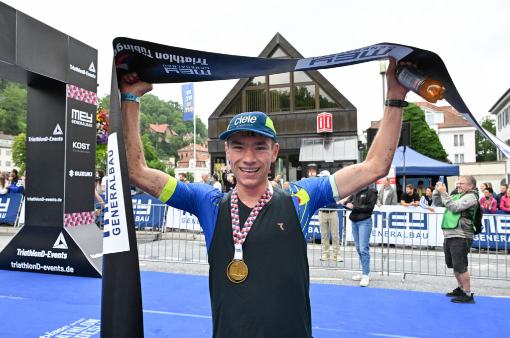 Mey Generalbau Triathlon 2026 in Tübingen, 19.07.2026 - Kurzdistanz - Jurij Mildner (Felix Mildner Tragwerksplanung) jubelt im Ziel
Foto: Axel Grundler