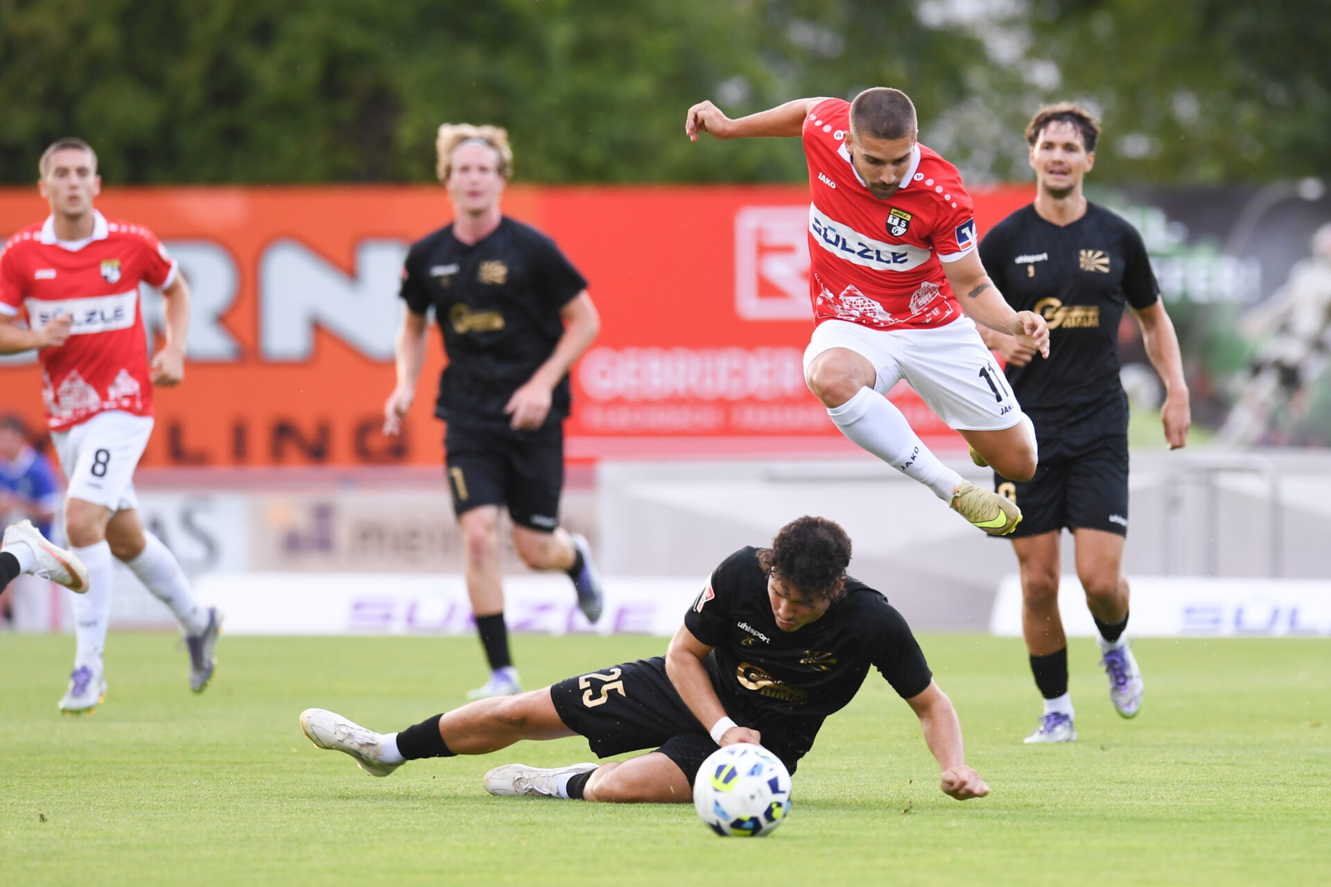 Fussball Oberliga BW am 07.08.2026 in Balingen (Bizerba Arena)
TSG Balingen - FC 08 Villingen
Fabio Alberico Liserra (unten, Villingen) im Zweikampf mit Jonas Brndle (oben, Balingen)
FOTO: ULMER Pressebildagentur / Moritz Liss
xxNOxMODELxRELEASExx