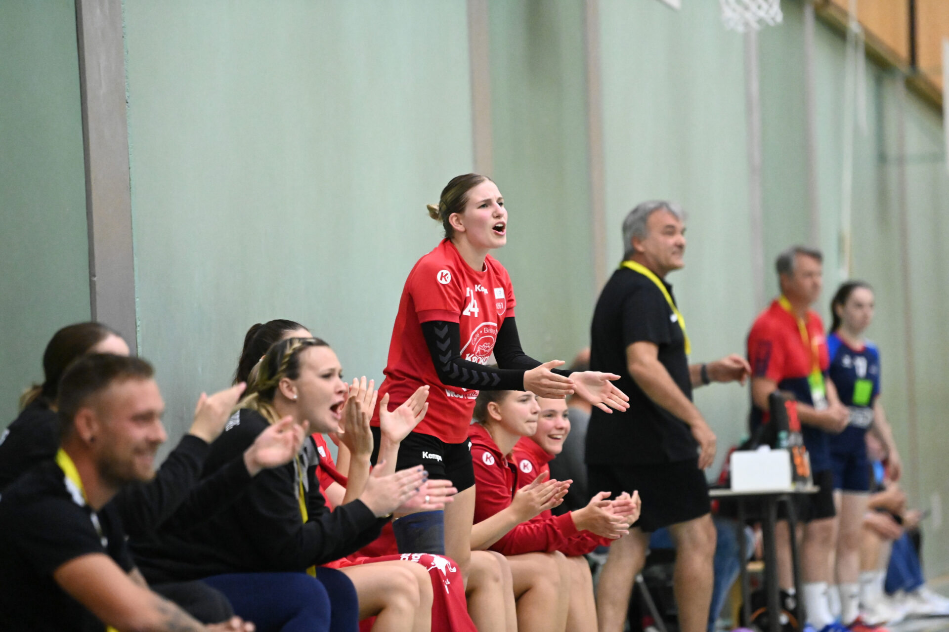 Mehr über den Artikel erfahren Oeschger: „Handballturniere im Sommer sind so ein underrated Konzept“ (Fünferkette)